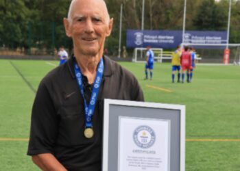Arbitri më i moshuar në botë, 78 vjeç, nuk ka ndërmend të tërhiqet