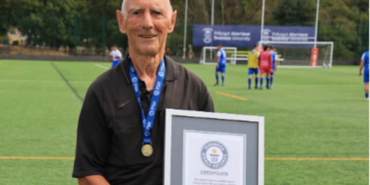 Arbitri më i moshuar në botë, 78 vjeç, nuk ka ndërmend të tërhiqet