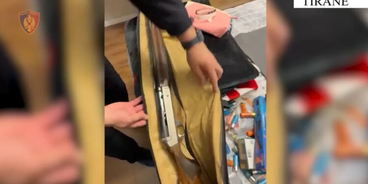 Arrestohet 29-vjeçari që transportonte pistoletë për trafikim, në banesë iu gjet edhe armë gjahu me 50 fishekë