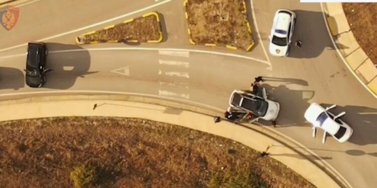 Arrestohet 30-vjeçari që transportonte dy armë zjarri me taksi drejt Maqedonisë së Veriut