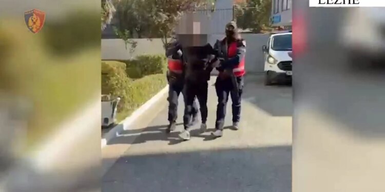 Arrestohet 35-vjeçari që thyen ‘arrestin në shtëpi’, kapet në Kurbin me makinë të blinduar, jelek antiplumb e shpatë