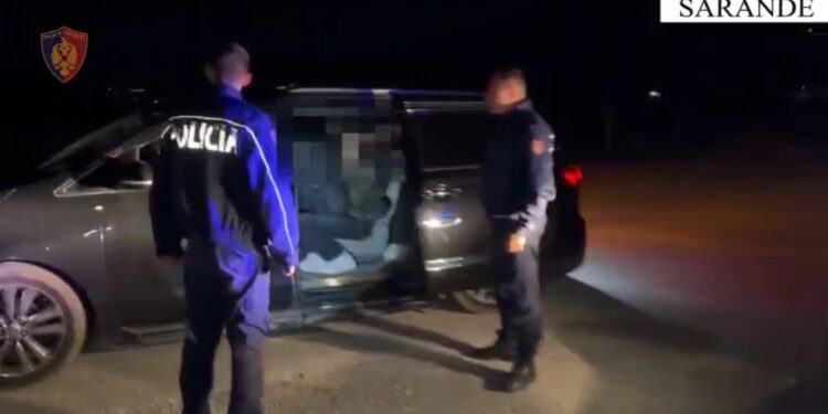 Arrestohet 35-vjeçari që transportonte 21 emigrantë drejt Italisë, 2 800 euro për person
