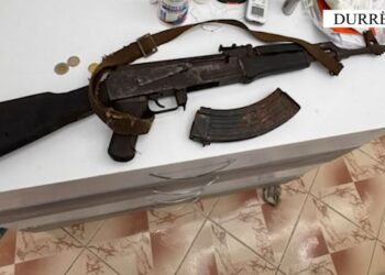 Arrestohet 36-vjeçari që kanosi me kallashnikov 69-vjeçarin në Durrës pas një konflikti