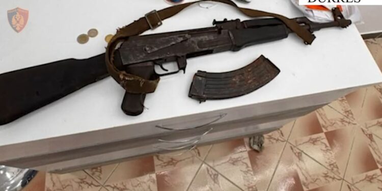 Arrestohet 36-vjeçari që kanosi me kallashnikov 69-vjeçarin në Durrës pas një konflikti