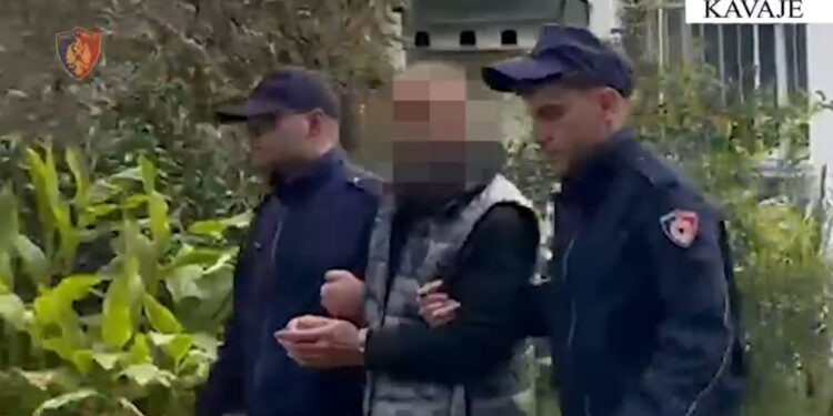 Arrestohet 46-vjeçari në Kavajë, pasi gjatë natës grabiti kasafortën e dyqanit të rrobave; bashkëpunëtori në kërkim