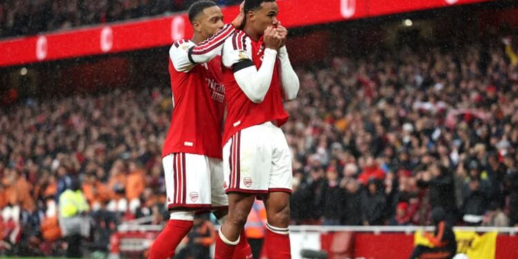 Arsenal përfiton nga humbja e Manchester City, mposht Evertonin dhe i bashkangjitet Citizens në krye