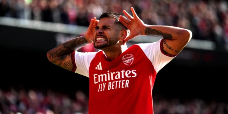 Arsenal përmbys Leeds në Emirates, Bruno Guimaraes vendos ndeshjen me golin e tij të parë në shtëpinë Topçinjve