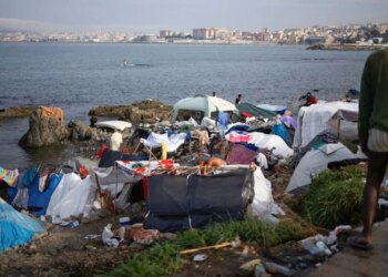 Autoritetet spanjoll spastrojnë bregdetin e Ceutës, largojnë mbi 3 mijë emigrantë nga Maroku për t'u futur në Spanjë