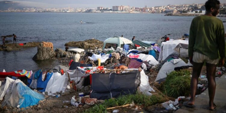 Autoritetet spanjoll spastrojnë bregdetin e Ceutës, largojnë mbi 3 mijë emigrantë nga Maroku për t'u futur në Spanjë