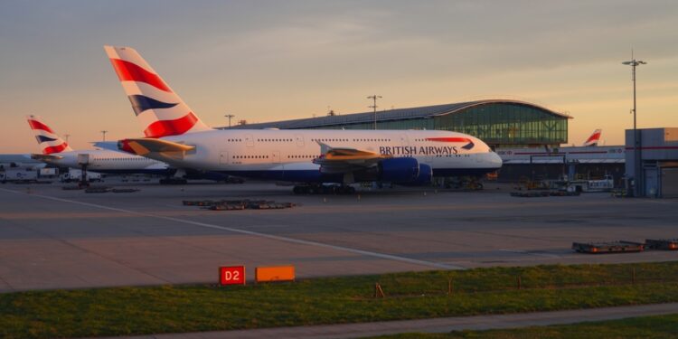 Avioni i British Airways humbet 8 mijë metra në 7 minuta dhe bën ulje emergjente në Heathrow