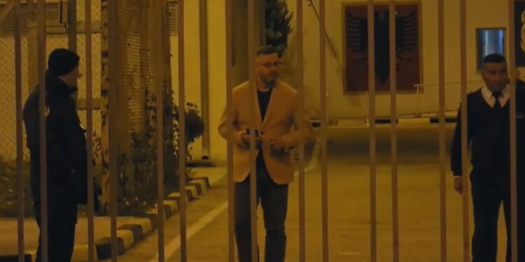Avokati i Veliajt: Kushtet janë skandaloze pas takimit në burgun e Fierit me dënuar përjetë dhe vrasës serialë