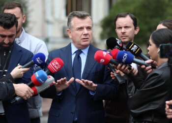 Balla pas kaosit në Kuvend: Noka deri të gishti të vjen, kaq mundet — Protestuesit 17-vjeçarë paguar nga PD