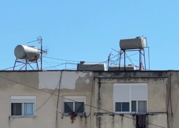 Banorët e lagjes Isa Boletini në Vlorë kërkojnë zhvendosjen e bojlerëve që dëmtojnë tarracat gjatë rikonstruksionit