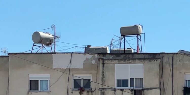 Banorët e lagjes Isa Boletini në Vlorë kërkojnë zhvendosjen e bojlerëve që dëmtojnë tarracat gjatë rikonstruksionit