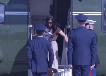 Bashkëshortja e Vance në moment të sikletshëm — pengohet duke zbritur nga helikopteri me foshnjën, ushtarët reagojnë