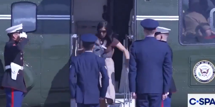 Bashkëshortja e Vance në moment të sikletshëm — pengohet duke zbritur nga helikopteri me foshnjën, ushtarët reagojnë