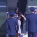 Bashkëshortja e Vance në moment të sikletshëm — pengohet duke zbritur nga helikopteri me foshnjën, ushtarët reagojnë