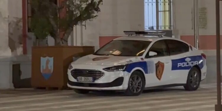 Bashkia e Vlorës blindohet, vendosen hekura në dyert kryesore dhe dritare