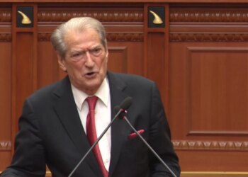 Berisha rikthehet në foltoren e Kuvendit dhe akuzon Xhaçkën për kontrabandë me të shoqin si ministre e Mbrojtjes