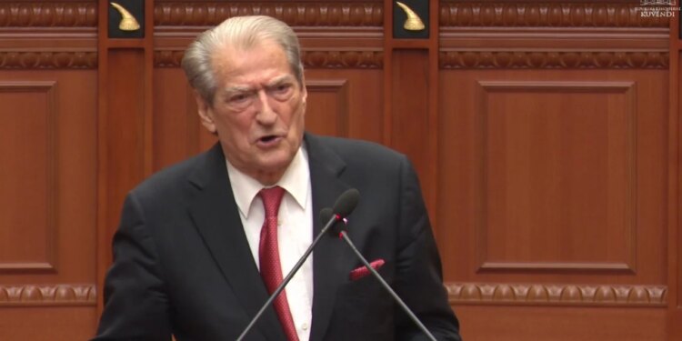 Berisha rikthehet në foltoren e Kuvendit dhe akuzon Xhaçkën për kontrabandë me të shoqin si ministre e Mbrojtjes