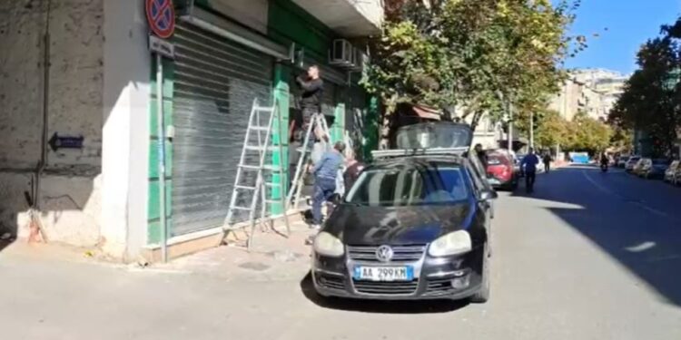 Bizneset kërkojnë mbrojtje pas dëmtimeve në mbi 15 filiale bankash; punonjësit denoncojnë mungesën e policisë