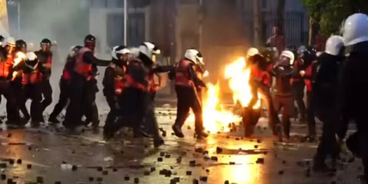 Bulevardi kthehet në fushëbetejë: polic digjet pas hedhjes së molotovit, tre të tjerë të lënduar nga gurët