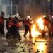 Bulevardi kthehet në fushëbetejë: polic digjet pas hedhjes së molotovit, tre të tjerë të lënduar nga gurët