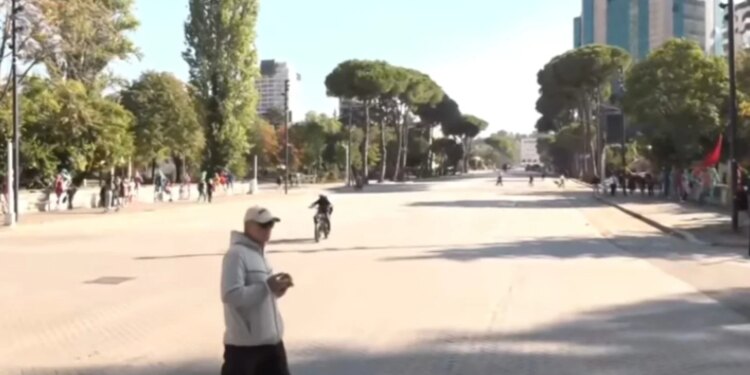 Çfarë po ndodh në Tiranë? Bie qetësia dhe policia nuk gjen dot grupimet e protestuesve