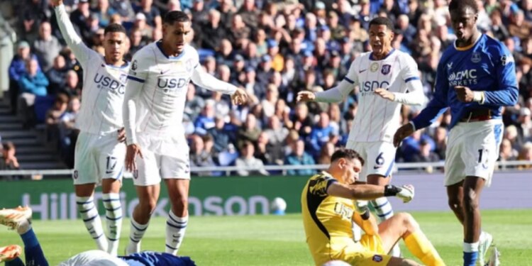 Chelsea, në ankth për Emiliano Martinez, përplaset me kundërshtarin që dërgohet në spital
