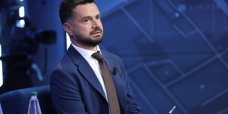 Curri: Kujdes nga kurthi i dorëheqjes — Studentët të organizohen politikisht, me qeveri teknike Rama fiton sërish zgjedhjet