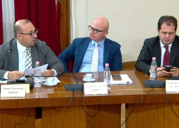 Debate për ligjet e reformës territoriale: Korreshi kishit ligjin si furrë, doli shkresa; Manja Nisma u nis bashkive