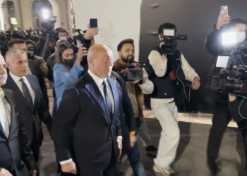 Demonstrata në Kosovë: Ramush Haradinaj flet me protestuesit; deputetja e PDK-së: Policia po zbaton detyrë pa të drejtë