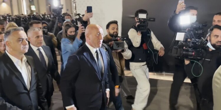 Demonstrata në Kosovë: Ramush Haradinaj flet me protestuesit; deputetja e PDK-së: Policia po zbaton detyrë pa të drejtë