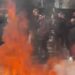 Deputetët e PD-së në krye, opozita nis protestën kombëtare dhe djeg tryezën e dialogut të kryeministrit Rama