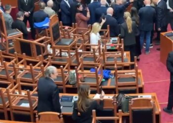 Deputetët e PD sjellin kaos në Kuvend, Berisha dirigjon nga vendi