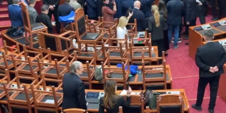 Deputetët e PD sjellin kaos në Kuvend, Berisha dirigjon nga vendi