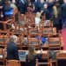 Deputetët e PD sjellin kaos në Kuvend, Berisha dirigjon nga vendi