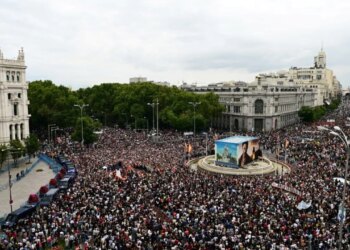 Dhjetëra mijëra protestojnë në rrugët e Spanjës për krizën e strehimit pas rrëzimit të paketës së qeverisë