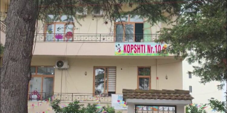 Dhuna në kopsht: dy nën hetim — Nëna goditi edukatoren në Fier, policia heton dyshimet për dhunë ndaj fëmijës