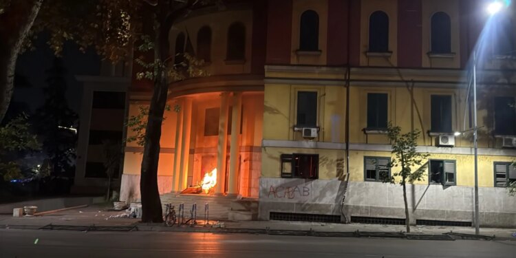 Dhuna nuk ndalet, protestuesit arrijnë të hyjnë në Ministrinë e Financave; thyhen xhamat e KQZ