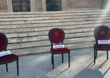 Dialog/ Episodi i veçantë para kryeministrisë, shfaqen karrige me thirrjen e vazhdueshme për të folur