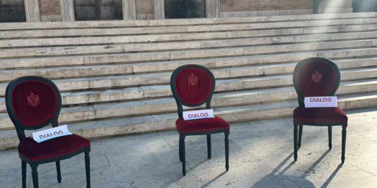 Dialog/ Episodi i veçantë para kryeministrisë, shfaqen karrige me thirrjen e vazhdueshme për të folur