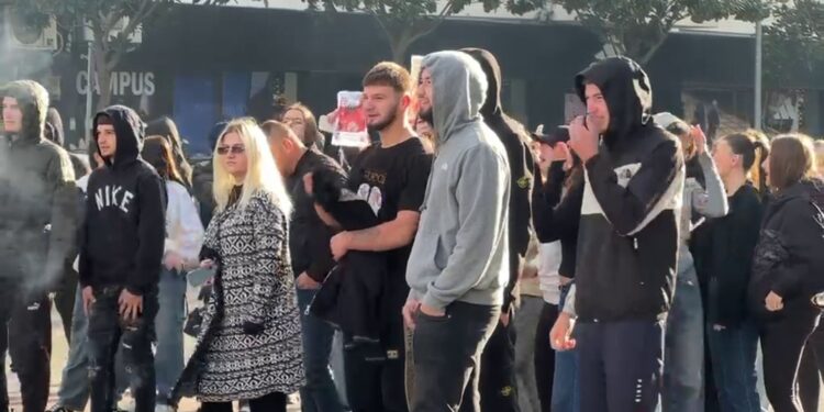 Disa gjimnazistë bojkotojnë mësimin në Lezhë, dalin në protestë në qendër të qytetit