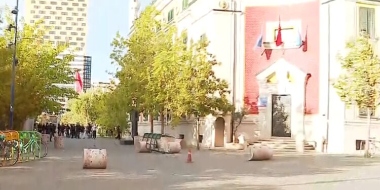 Disa protestues i afrohen Bashkisë së Tiranës; njëri ngjitet në dritaret e godinës