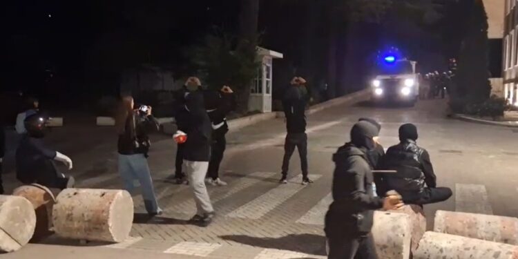 Dita 10 e protestës: Tirana mbushet me gaz! Para Kryeministrisë vetëm këngë, mungojnë tensionet mes tubuesve dhe policisë