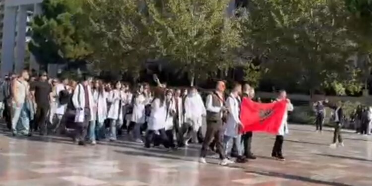 Dita e 11-të e protestës: Studentët e Mjekësisë me bluza të bardha dhe maska marshojnë drejt Kryeministrisë