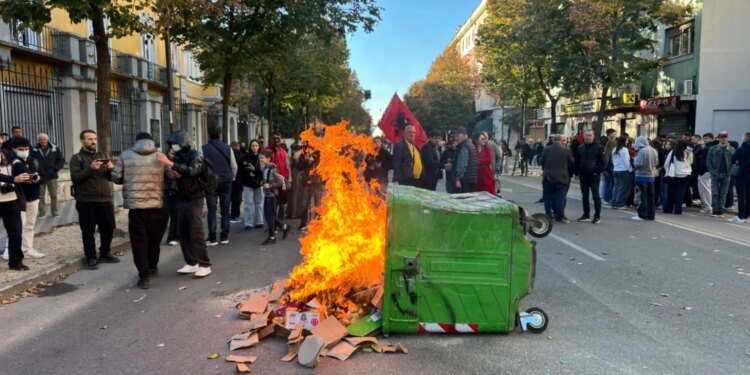 Dita e 15-të e tubimit, Tiranë: protestues djegin kosha, kartona para Ministrisë së Arsimit; forcat e rendit gati