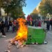 Dita e 15-të e tubimit, Tiranë: protestues djegin kosha, kartona para Ministrisë së Arsimit; forcat e rendit gati