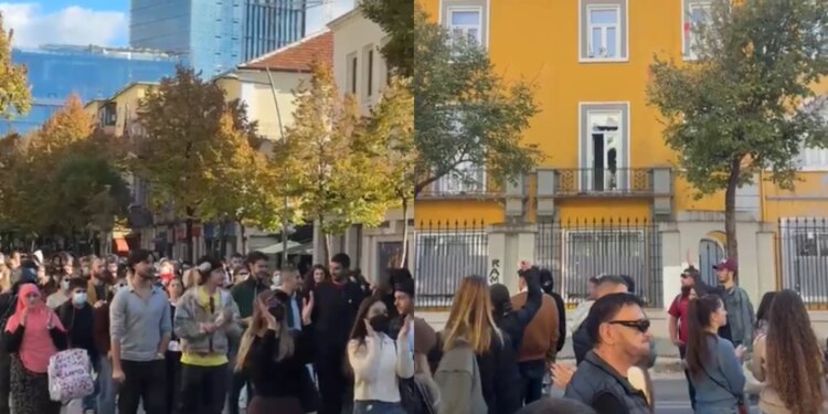 Dita e 15-të e tubimit në Tiranë: Protestuesit para Ministrisë së Arsimit, forcat e rendit dhe autoboti gati