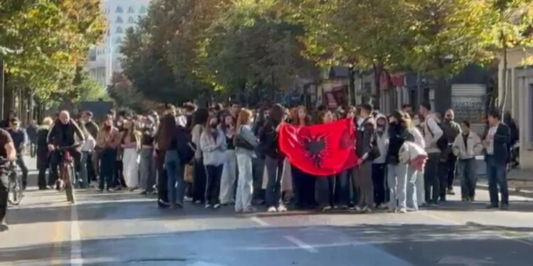 Dita e 16-të e protestës: Studentët pas marshimit në kryeqytet rikthehen te Ministria e Arsimit